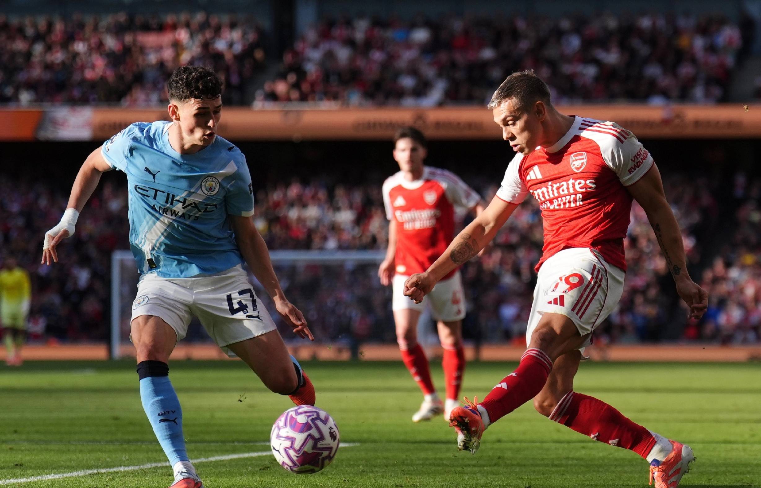 足球报：浙江队花4亿是谣言；韦世豪、李磊先后来做康复（足球报辟谣：浙江队4亿投入不属实，韦世豪、李磊先后进行康复）