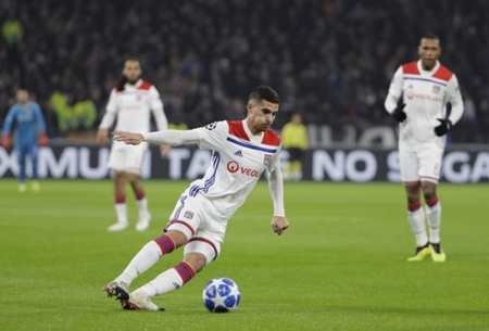 世界杯预热海报里没有C罗遭质疑，FIFA删除原海报改“怀旧”（世界杯预热海报未见C罗惹争议，FIFA删帖改推“怀旧版”）