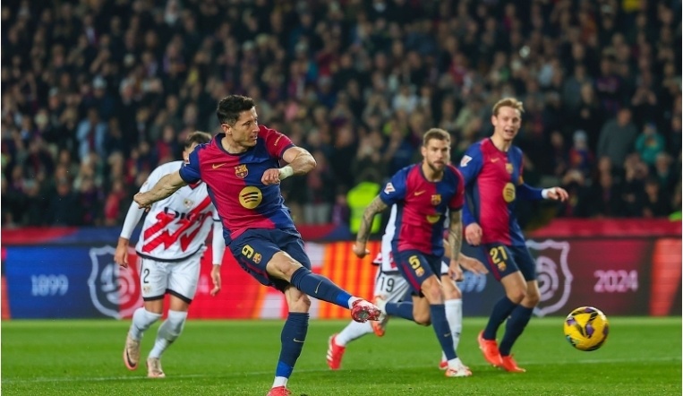 从手足无措到游刃有余，齐达内在公园学着踢毽子（齐达内在公园学踢毽子：从笨拙到娴熟）