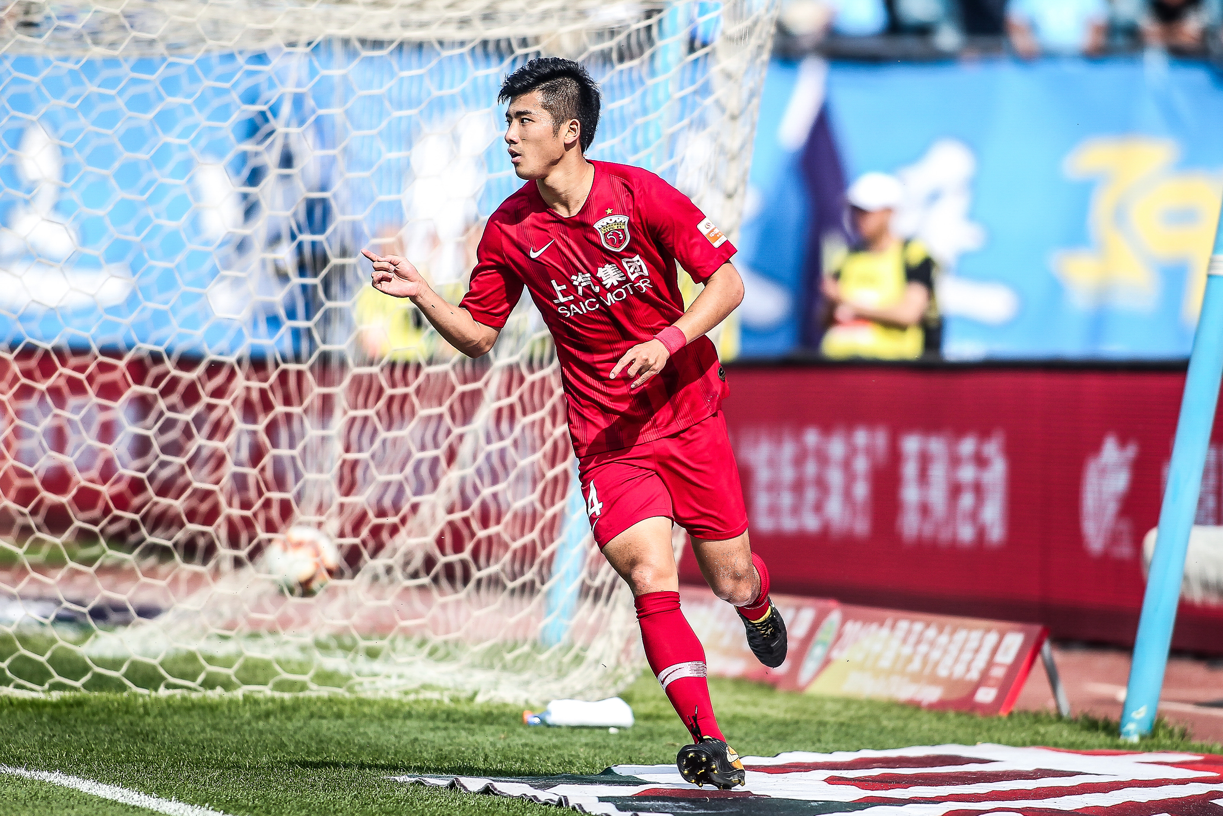 2-0，23岁荷兰新星无敌小角度挑射，54岁埃梅里率队避免欧联2连败（2-0！23岁荷兰新星小角度挑射惊艳，54岁埃梅里带队拒绝欧联两连败）