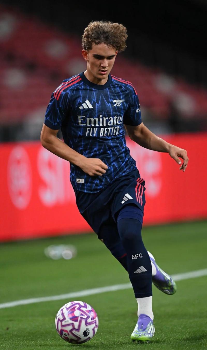 阿隆索：皇马右后卫的选择范围很广；进攻需要全队共同努力（阿隆索：皇马右后卫人选充足，进攻须全队发力）