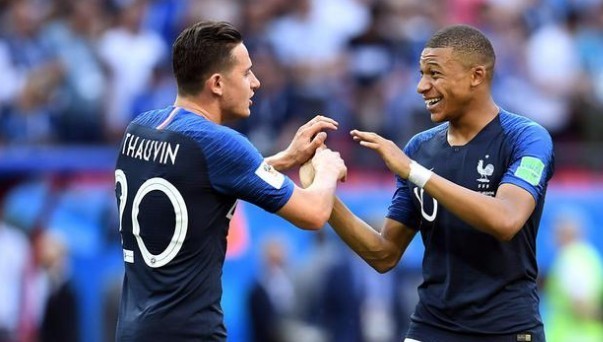 每体：巴萨仍在关注凯恩，等待他和拜仁的最终动向（每体：巴萨仍在追踪凯恩动态，等待他与拜仁最终决定）