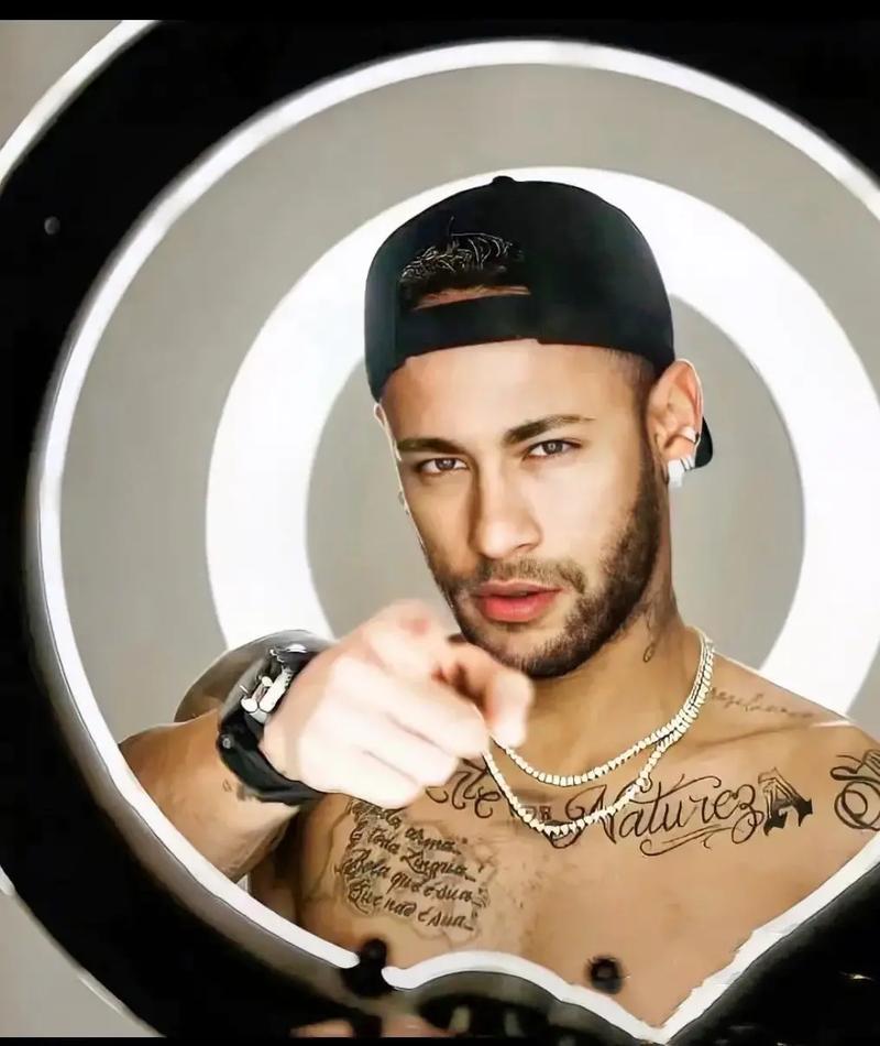 记者：里尔18岁中场布阿迪的团队否认球员与巴黎的转会传闻（记者：里尔18岁中场布阿迪团队驳斥与巴黎转会传闻）