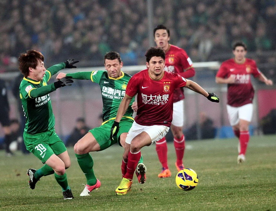 泰伦·卢：赛中我不知道哈登得了多少分，他在进攻端扛着我们（泰伦·卢：比赛中我没留意哈登得了多少分，他扛起了我们的进攻）